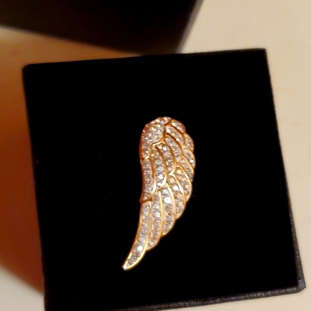 14 kt gold over 925 silver wing necklace with sworski crystals it’s about 1in